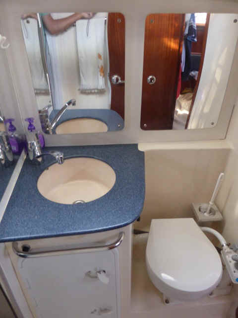 Bathroom-1.jpg (78264 Byte)