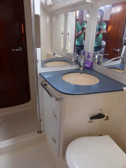 Bathroom-2.jpg (74603 Byte)
