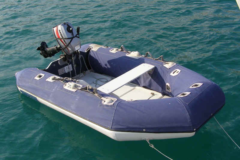 Dinghy 1.JPG (130070 Byte)