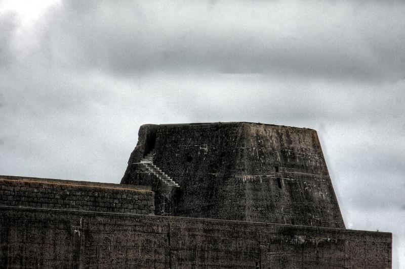 Submarine base AA gun station.JPG (78798 Byte)