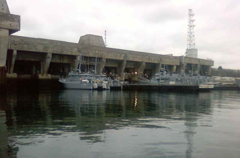 Submarine base Brest 1.JPG (53976 Byte)
